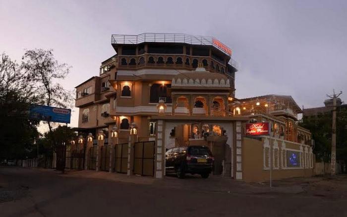 Hotel Empire Palace - Near Fatehsagar Lake