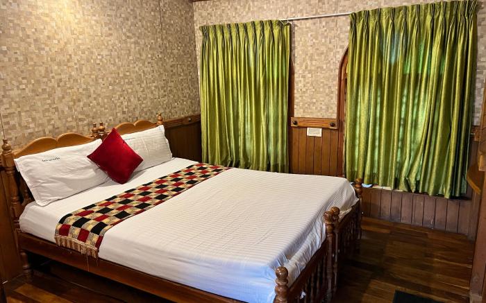 Indraprastham Houseboat