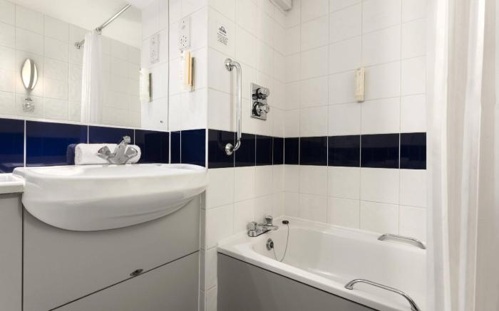 Days Inn by Wyndham Michaelwood M5