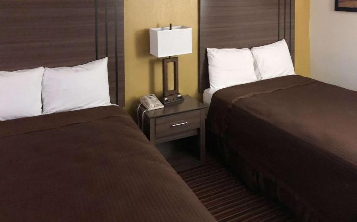 Econo Lodge Inn & Suites