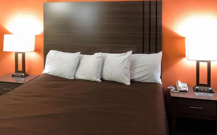 Econo Lodge Inn & Suites