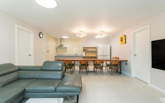 Full Room Detached Pension