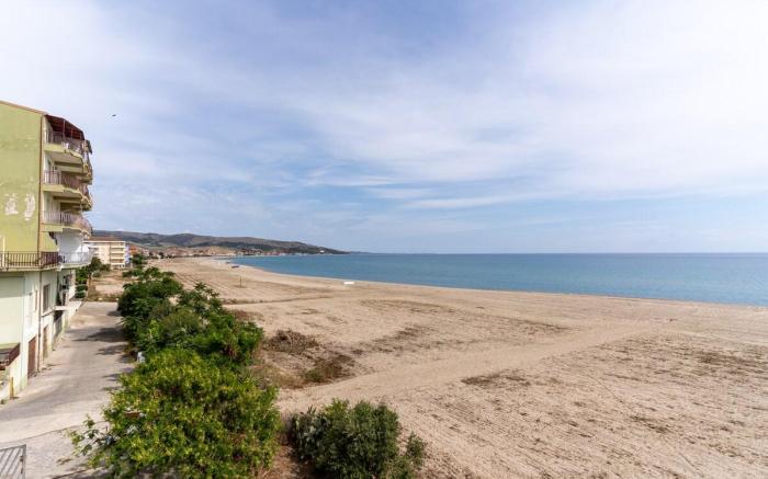 mini con terrazza fronte mare