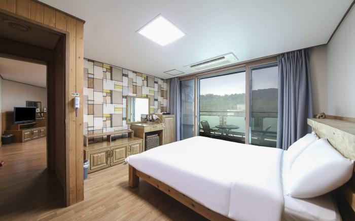 Cheonjeyeon Hotel Suite Room