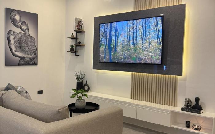 Modern Smart Studio Unit: Bachelor’s Paradise