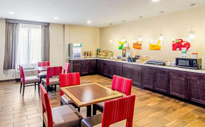Quality Inn & Suites Near Tanger Outlet Mall