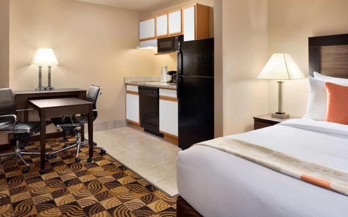 Hawthorn Extended Stay by Wyndham Milwaukee Airport