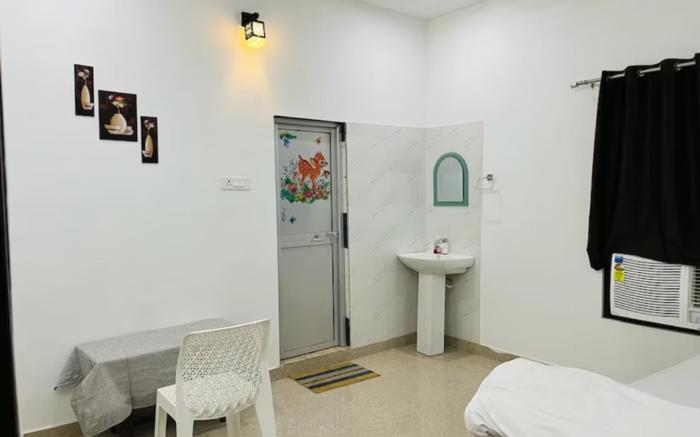 Goroomgo Ashoka Aashram Homestay Near Ram Mandir Ayodhya
