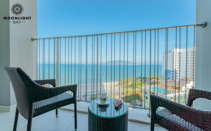 iBeachfront Studio center balcony