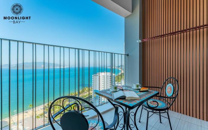 Beachfront 2-bedroom apartment in center, pool gym