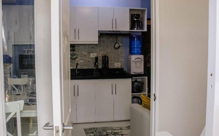 Insta-Worthy Condo w/Pool Near Airport 2-7 Guest