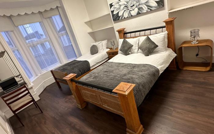 PRIVATE ROOM TOWN CENTRE FREE PARKING