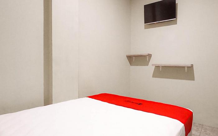 RedDoorz @Deluxe Hotel near Terminal Purabaya Bungurasih