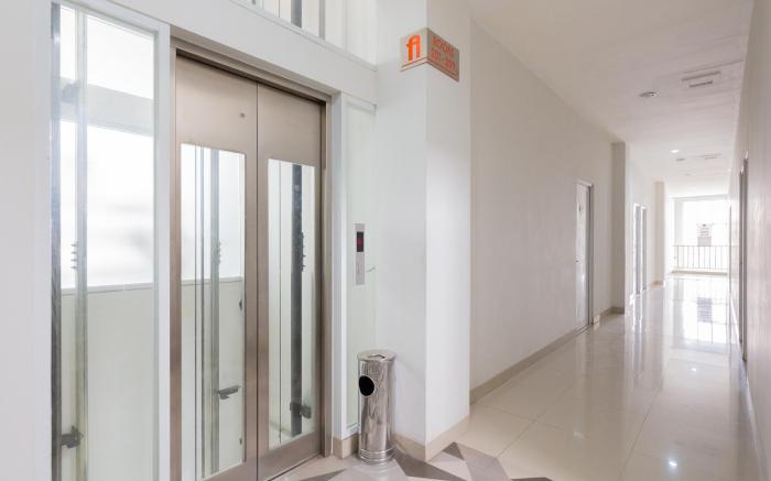 RedDoorz Plus near Living Plaza Jababeka