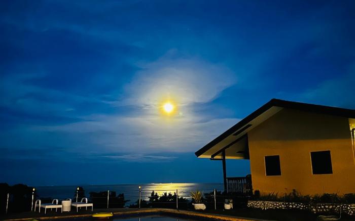 Seaview Moonrise Café & Resort