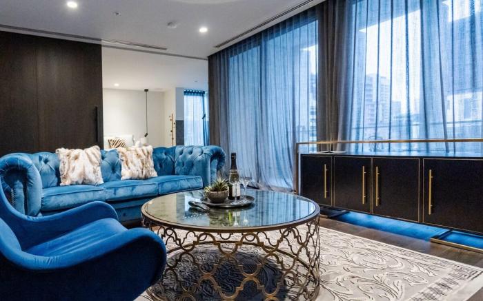 Luxury Melbourne CBD Apt in Iconic QT Building