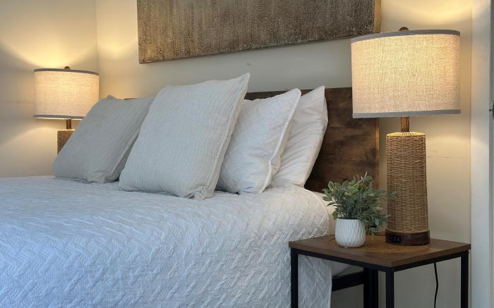 Islands Inn on the Drive - Reflection Room - Queen Bed - B3