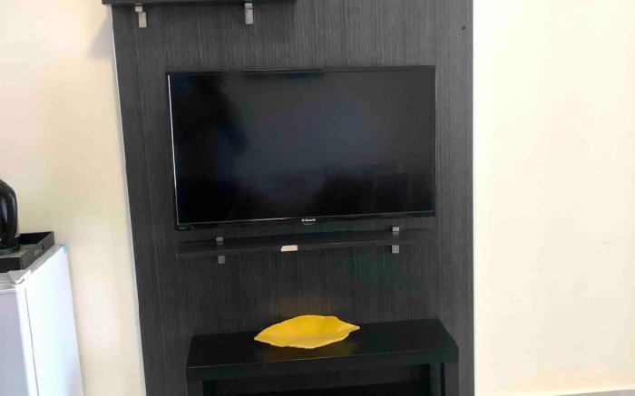 Modern apt central location: steps to all services