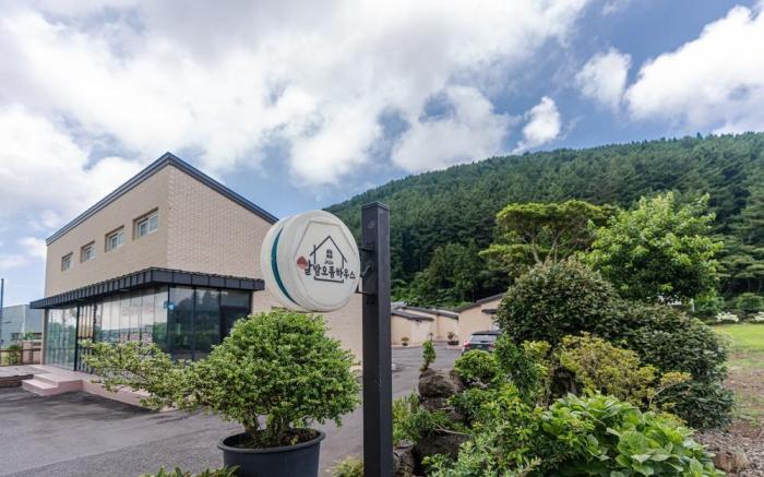 Jeju Albam Oreum House