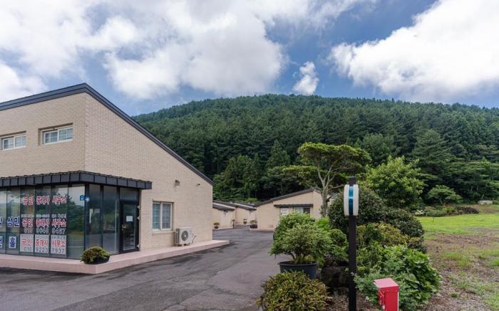 Jeju Albam Oreum House