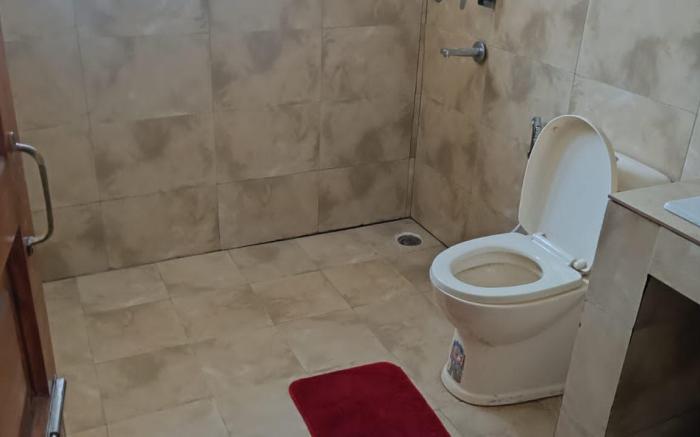 Stonewood Scenic Hill View 3BHK Near Mall Road by Roamhome 