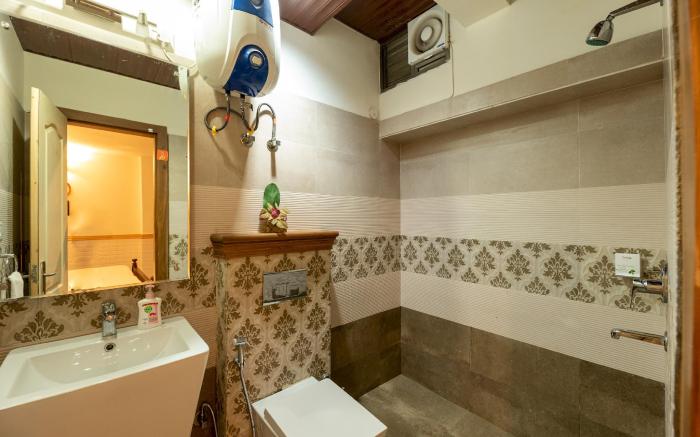 Mountain High Close to Mall Road 2bhk Apartment by Roam home