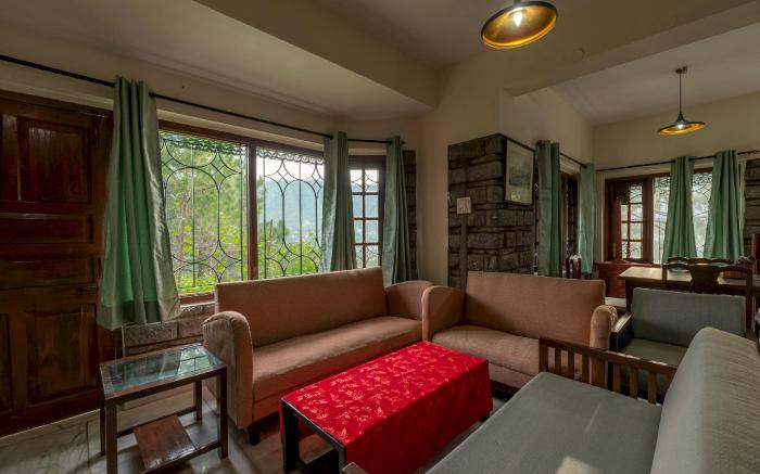Stargazers Chalet 3bhk w picturesque view by Roamhome