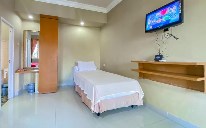 RedDoorz near Taman Bunga Nusantara