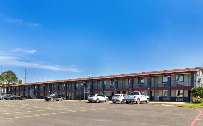Econo Lodge Inn & Suites