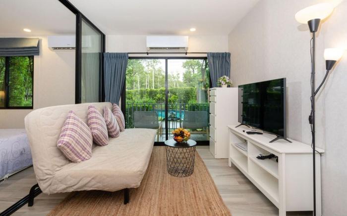Pool Access Apartment with 1 BR (250M. to Beach)