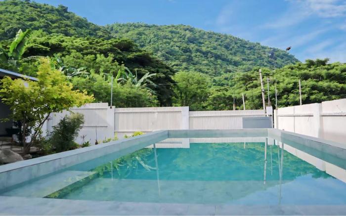 Puting Bakod- Mountain and Lake View
