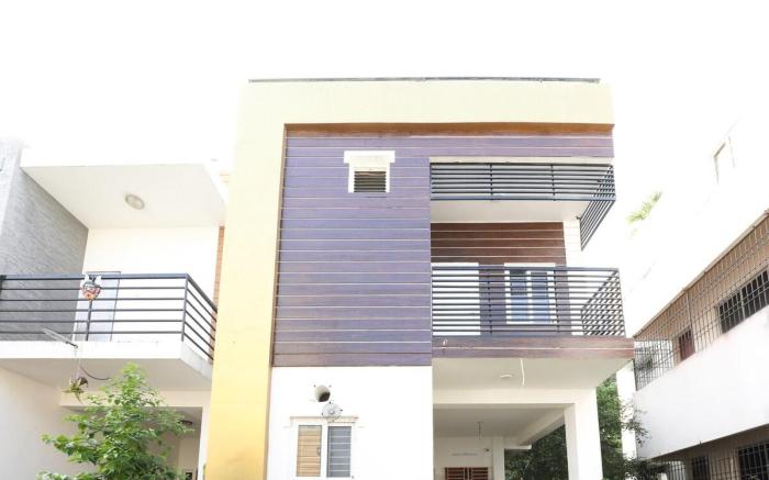 Cheerful 3 bedroom family home in serene space!