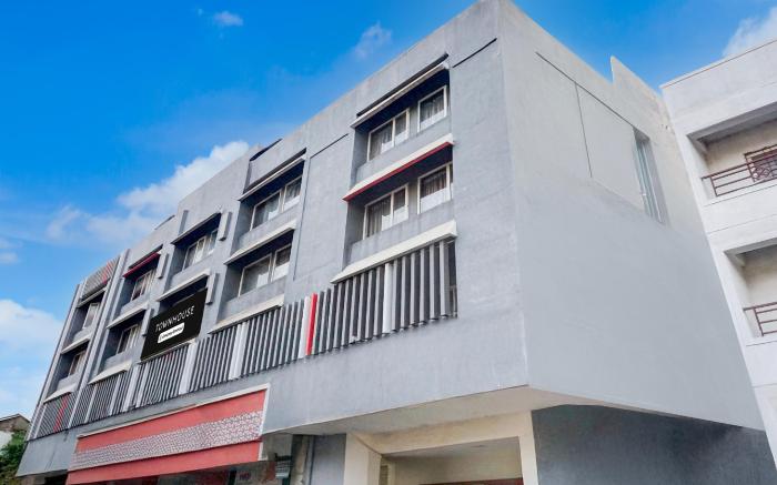 Super Townhouse MG Road Pune