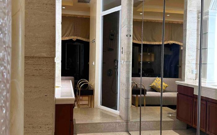 High-rise double-sided window level 23