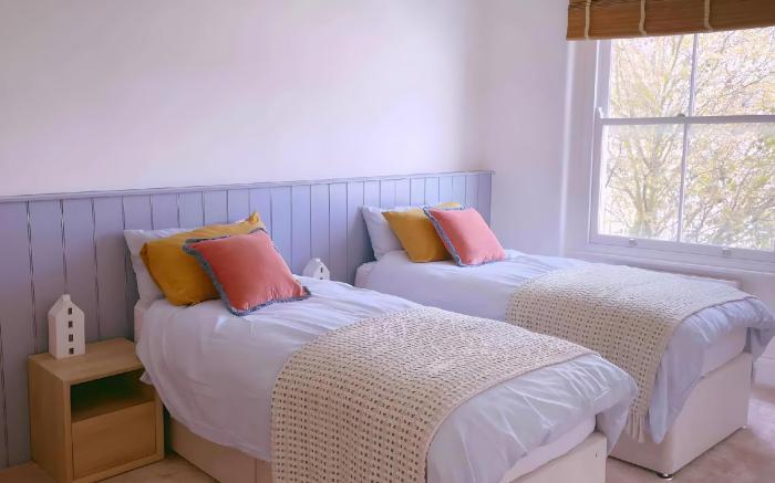 Entire Home - Classic Chelsea Townhouse Maisonette