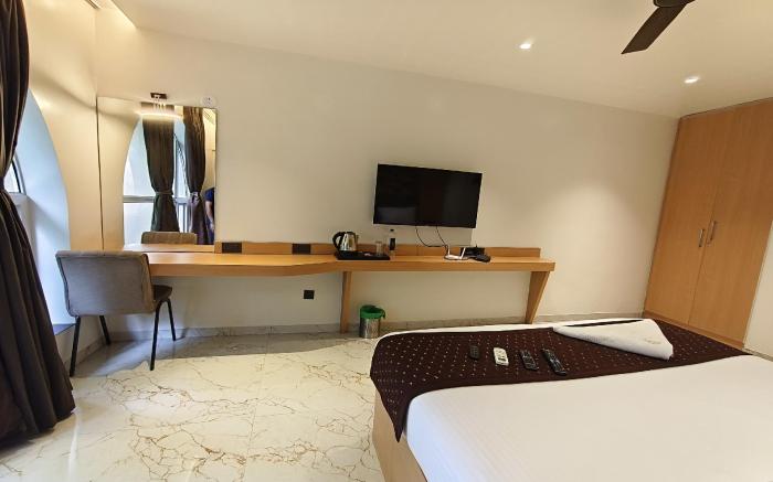 Hotel Golden Arc