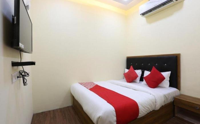 Hotel Crown Near Nesco Center-Oberoi Mall Goregaon East