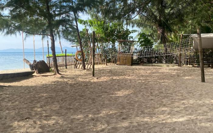 Beachfront Cabin Casa Anika for 16pax
