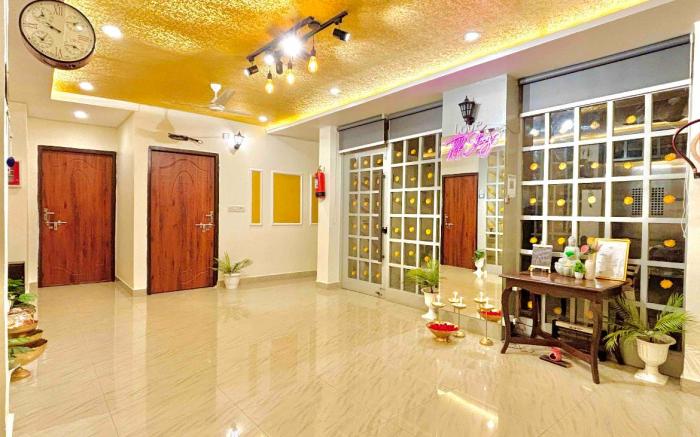 TFFSTAYS GOLDEN SAPPHIRE COUPLE FRIENDLY 