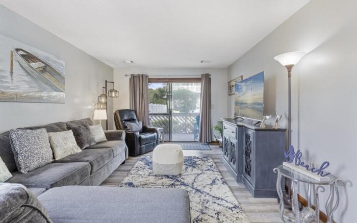 Spacious Modern Condo One Block to the Beach: Pool