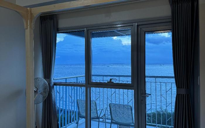 Panoramic Seaview 2BR Near Airport Facing the Bay