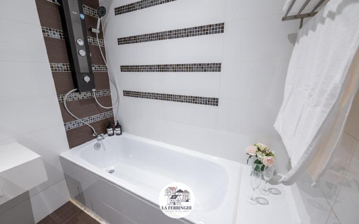 Villa #15, 5BR hot tub-Ferringhi Beach-Escape Park