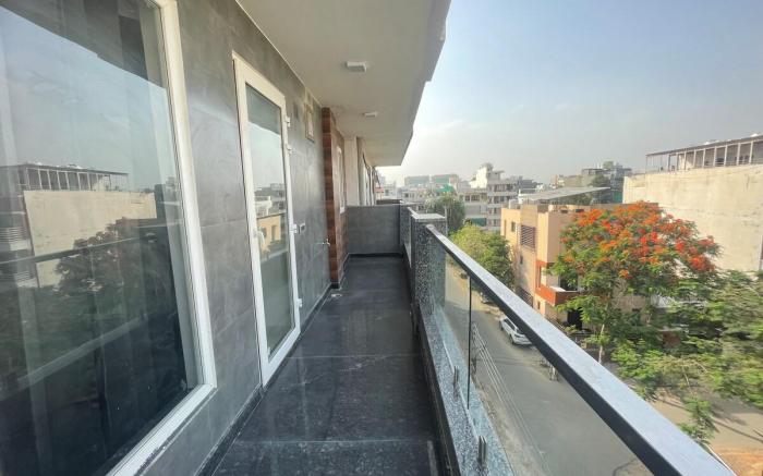 Pvt theater screen 2BHK, family Friendly by instay