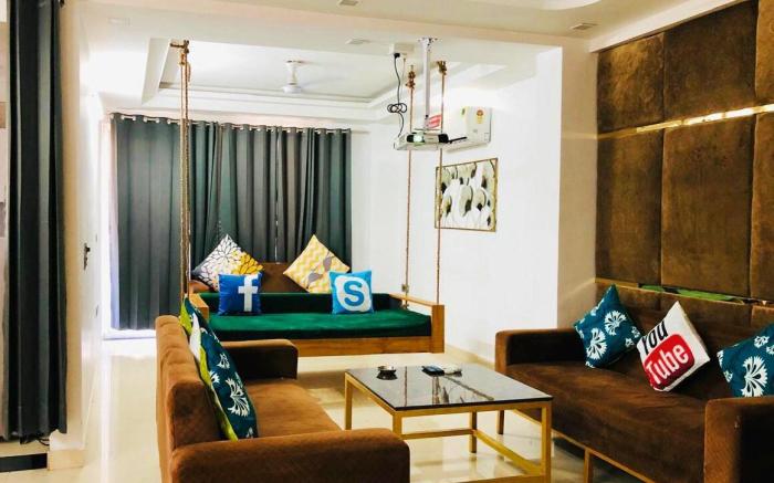 Pvt theater screen 2BHK, family Friendly by instay