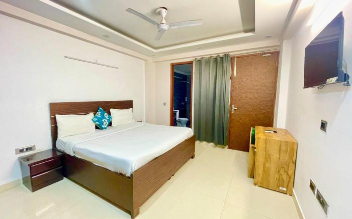 Pvt theater screen 2BHK, family Friendly by instay