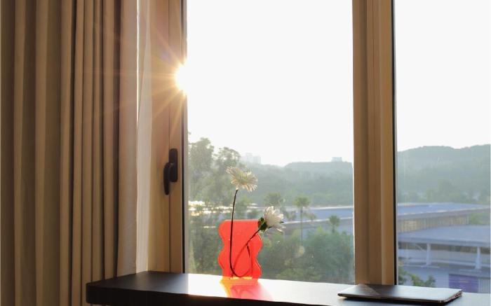 Afiniti 2BR Sunlit Designer | 5 Min -> Legoland
