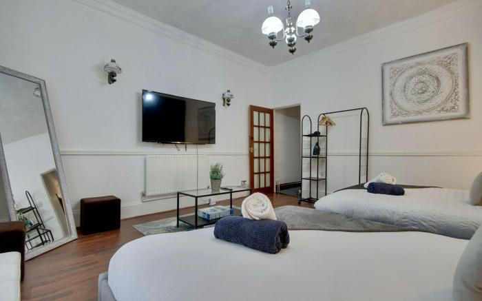 5 bed Maisonette in Fratton + 2 Smart TVs