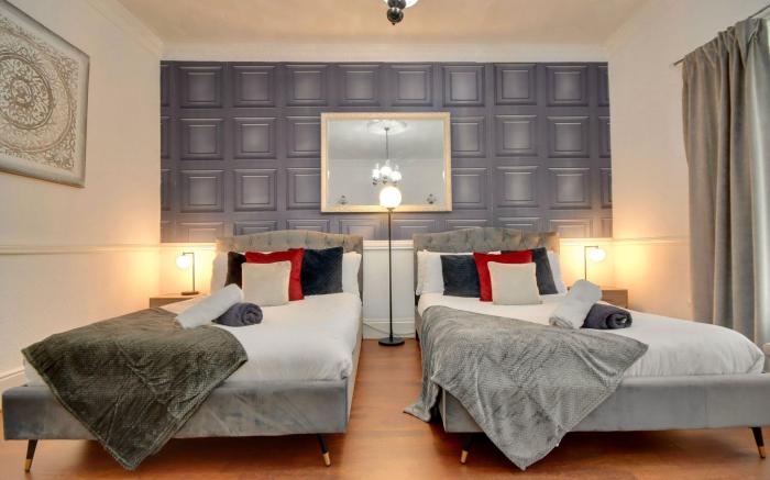 5 bed Maisonette in Fratton + 2 Smart TVs