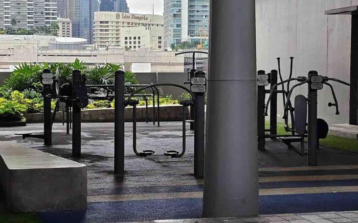 Fame  Residences EDSA Shaw MRT Fast wifi Smart TV