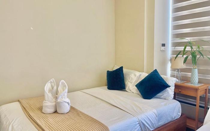 Mactan NEWTOWN Condo With Beach and Pool access